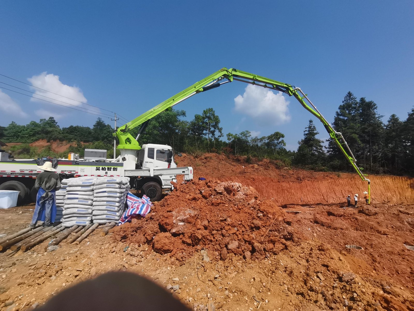 Concrete pump hydraulic cylinder application