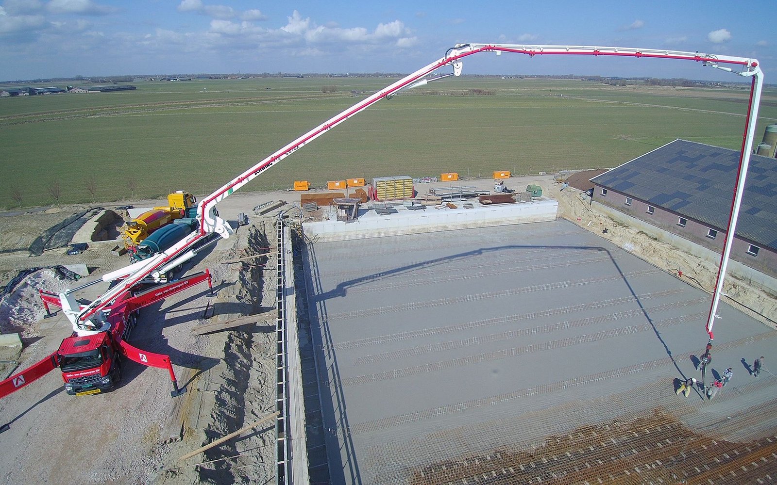 Hydraulic cylinder for concrete pumping equipment