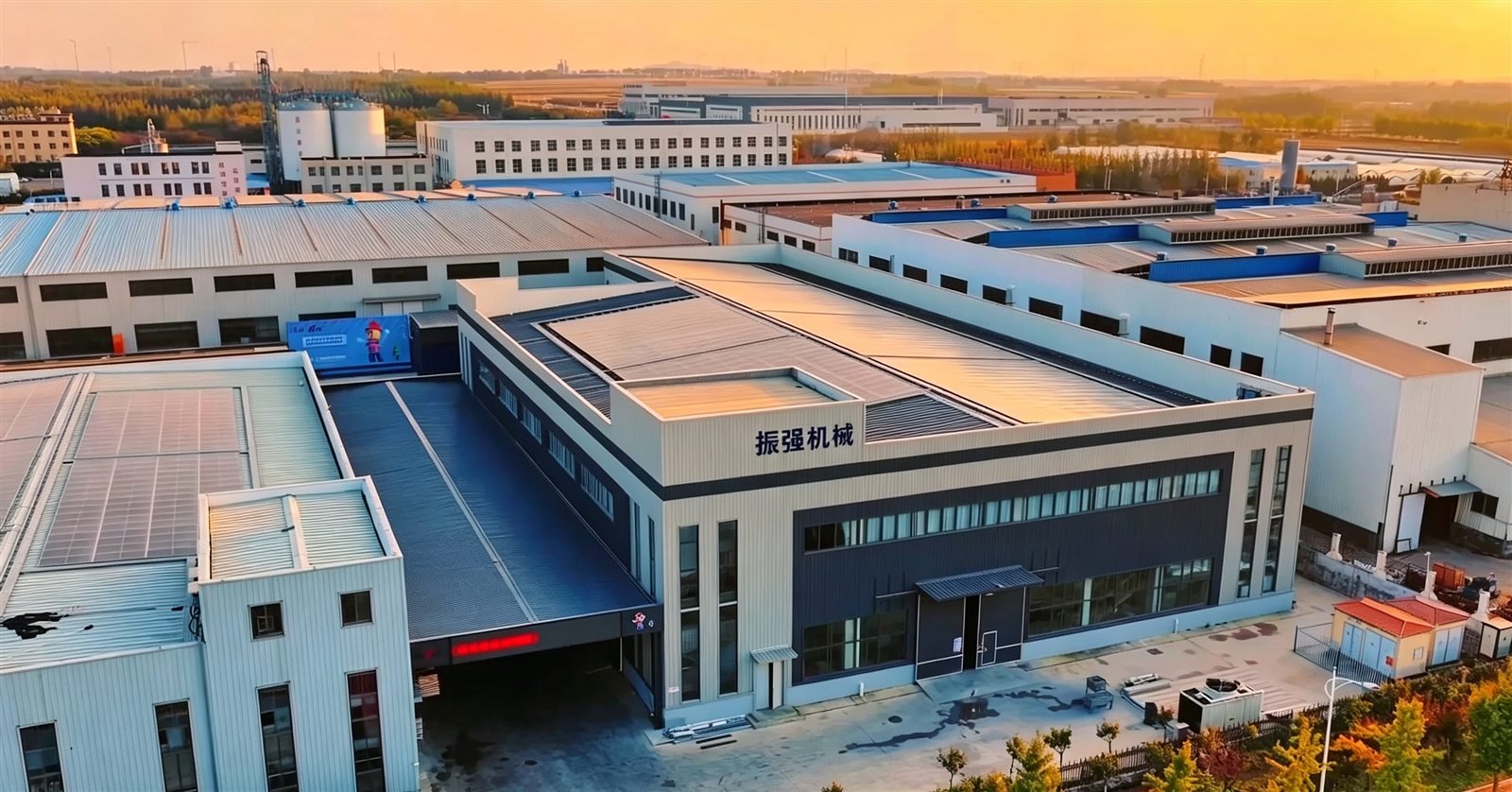Galpões da moderna fábrica da Zhenqiang Machinery vistos de cima
